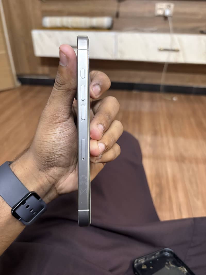 Apple iPhone 16 Pro 3