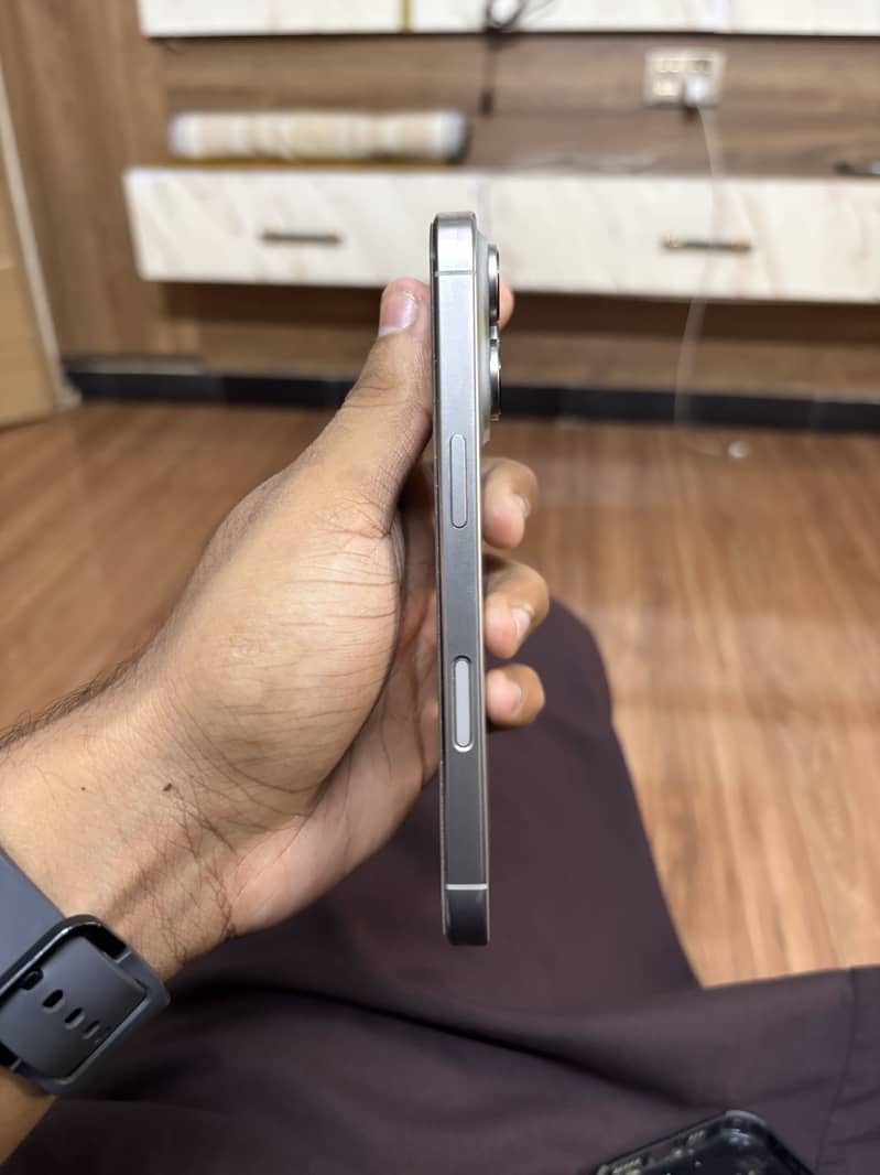 Apple iPhone 16 Pro 4