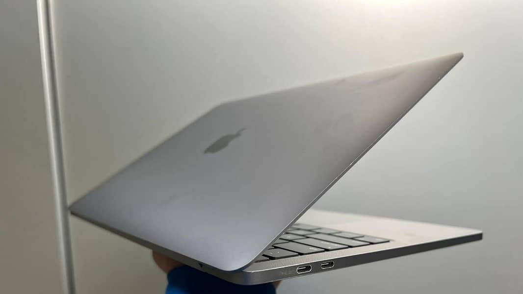 Apple MacBook Pro M2 1