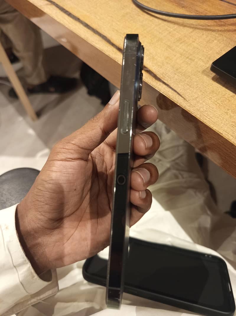 Apple iPhone 13 Pro Max 4