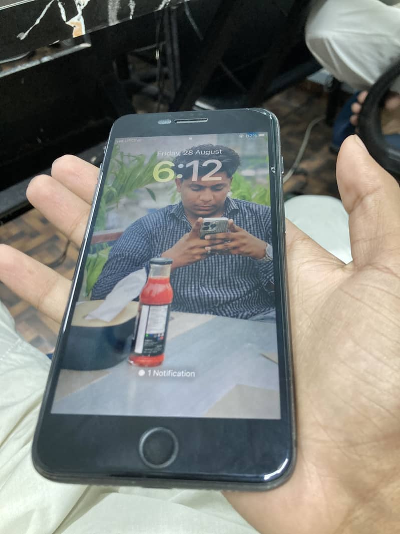 Apple iPhone 8 Plus 4