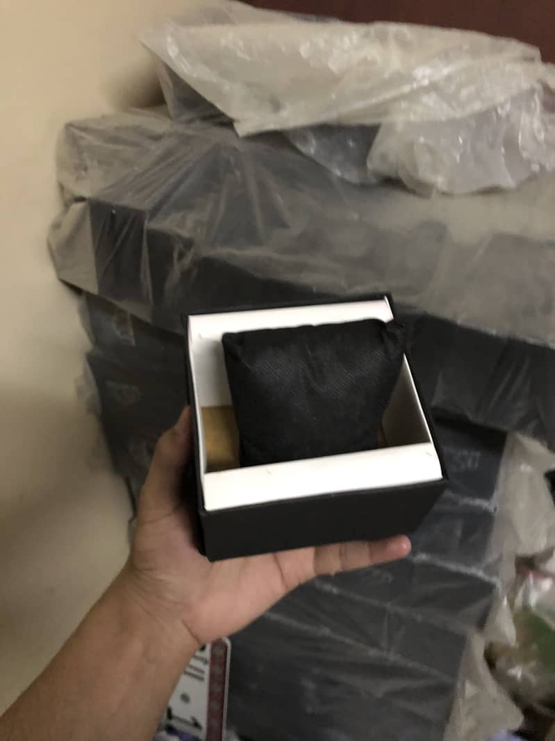 Watch box quantity available 2