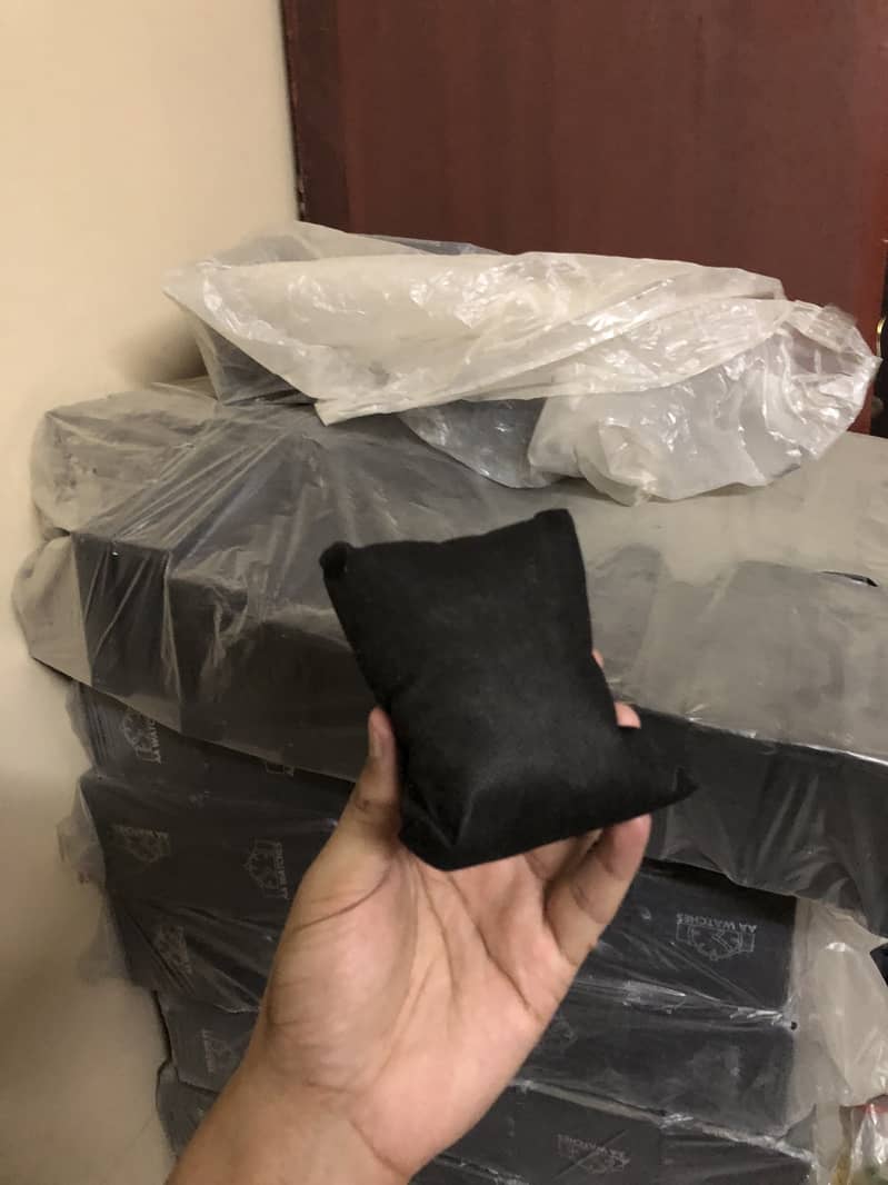 Watch box quantity available 3
