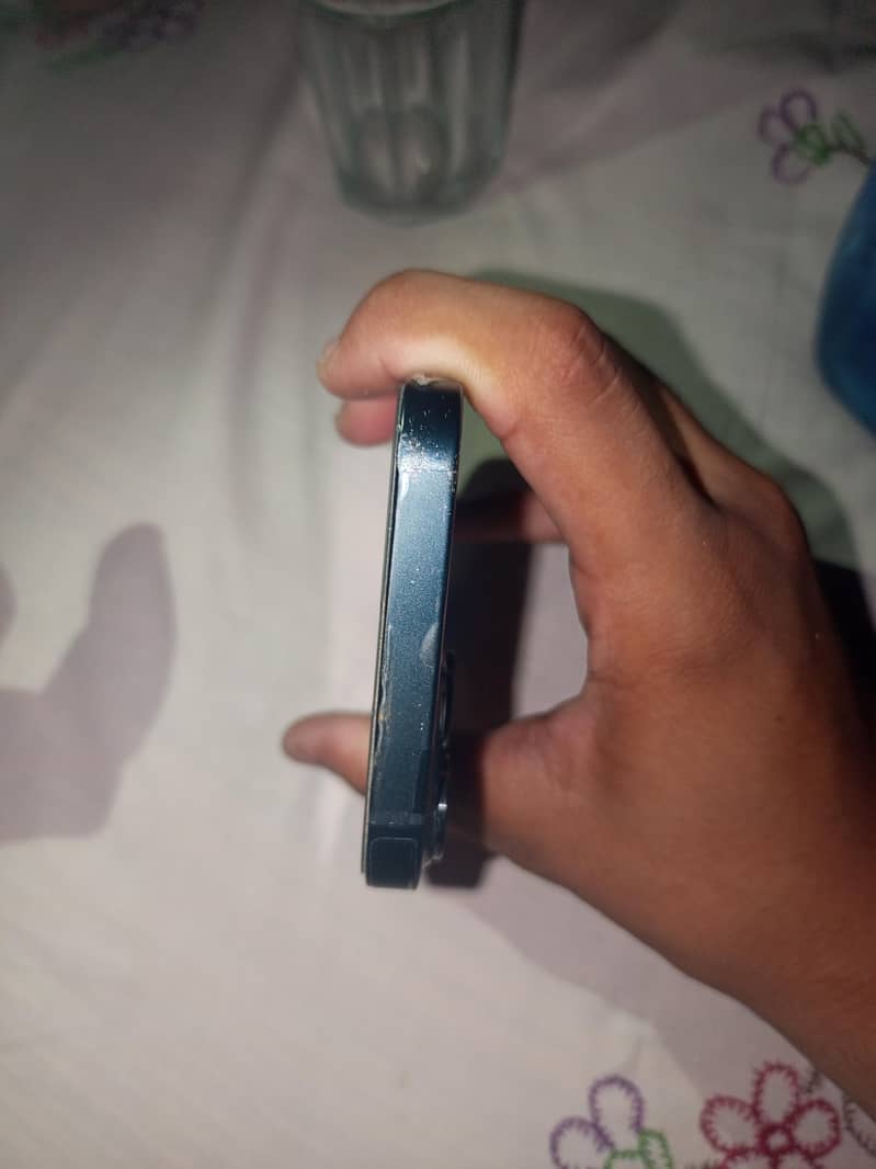 Apple iPhone 13 2