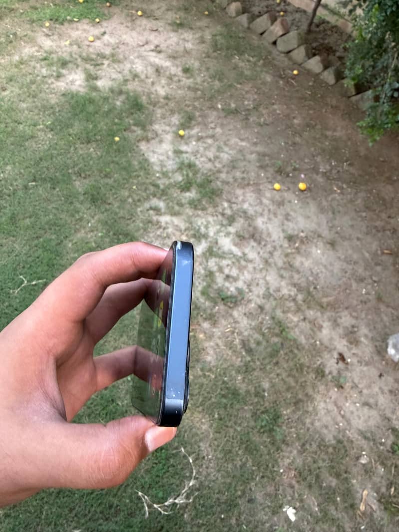 Apple iPhone 13 6