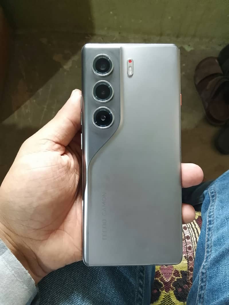 Tecno CAMON 40 Pro 1