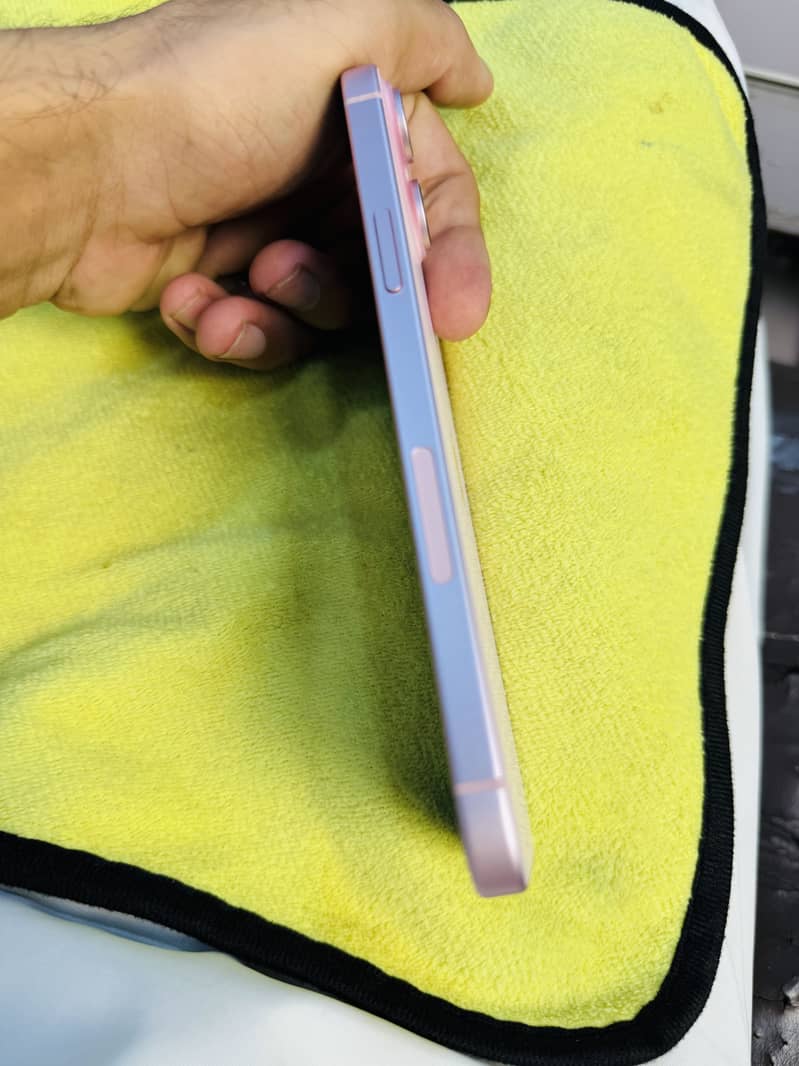 Apple iPhone 15 plus 4