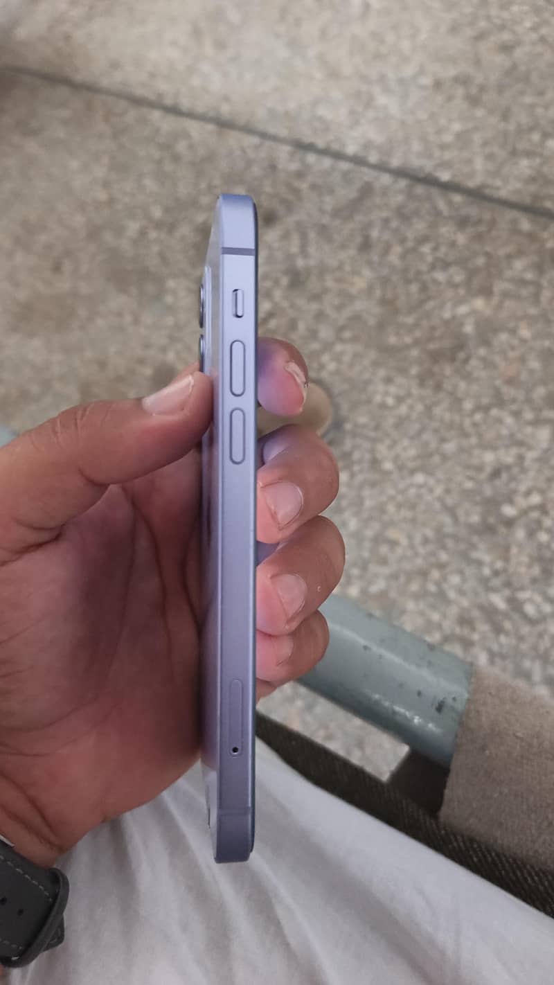 Apple iPhone 12 4