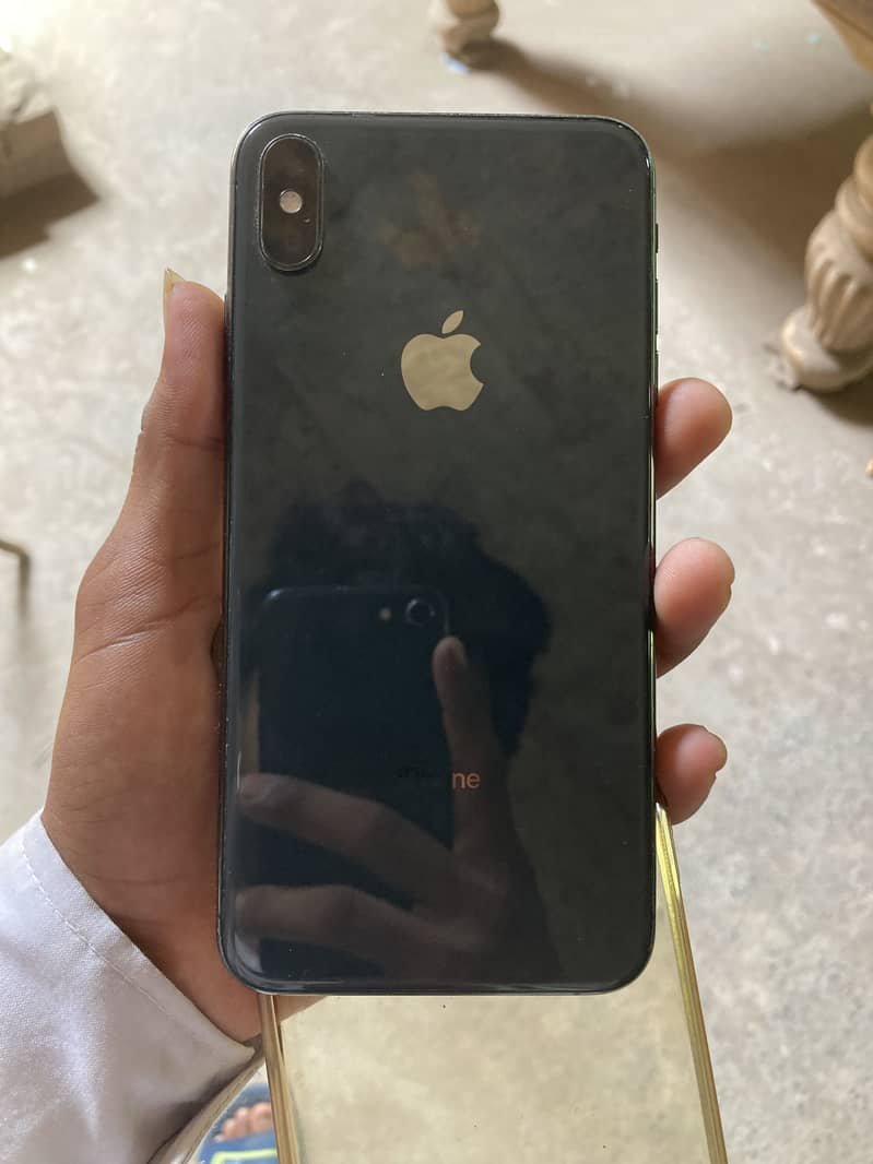Apple iPhone XS Max 1