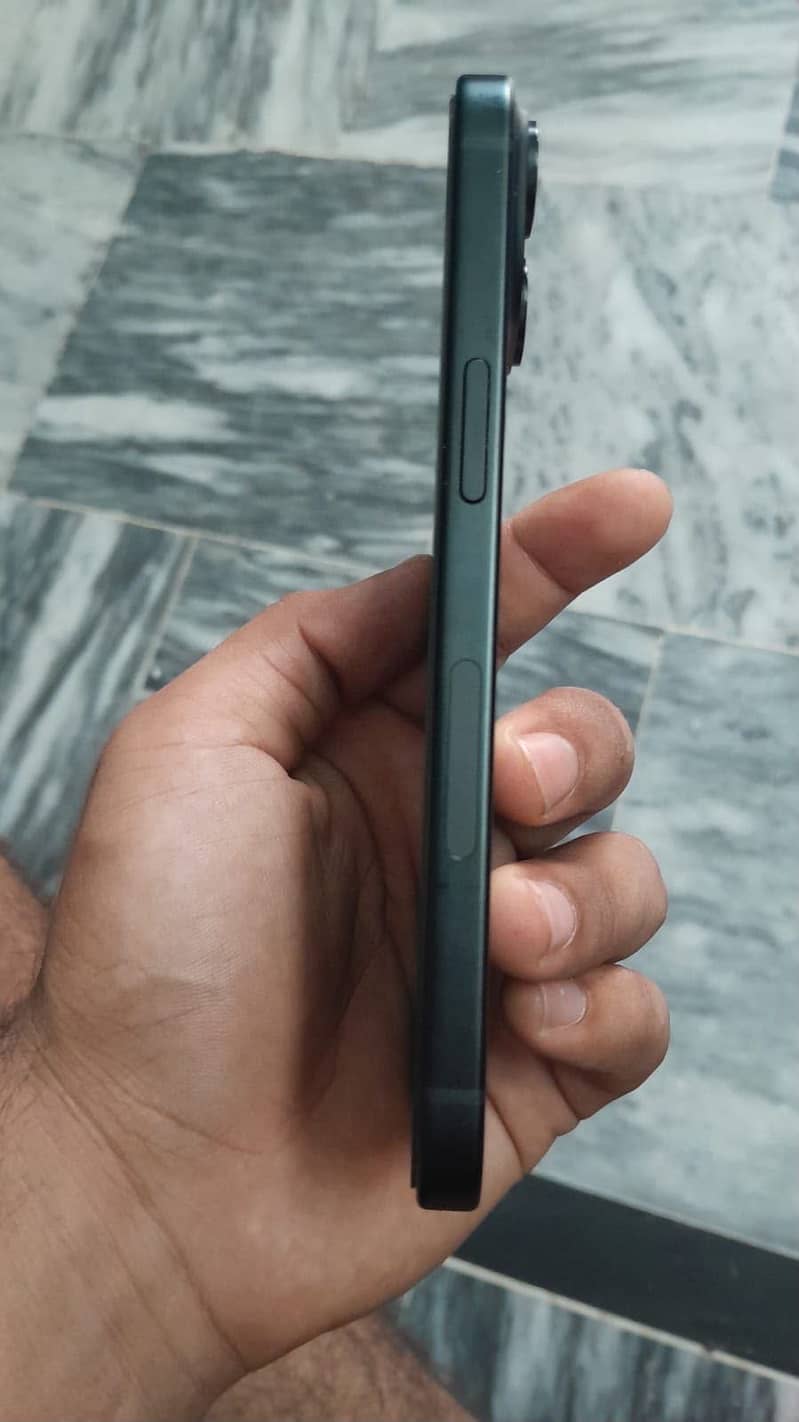 Apple iPhone 15 4