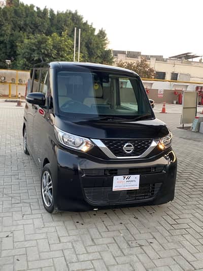 Nissan Roox semi hybrid pearl black 2021 model 26 registered