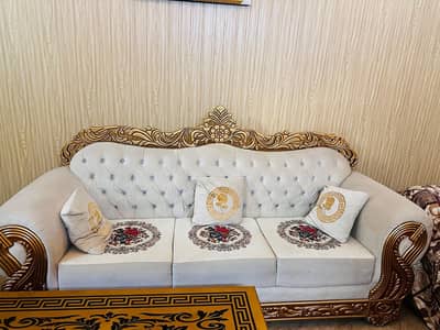 New Condition Luxury Sofa Set and table for Sale
