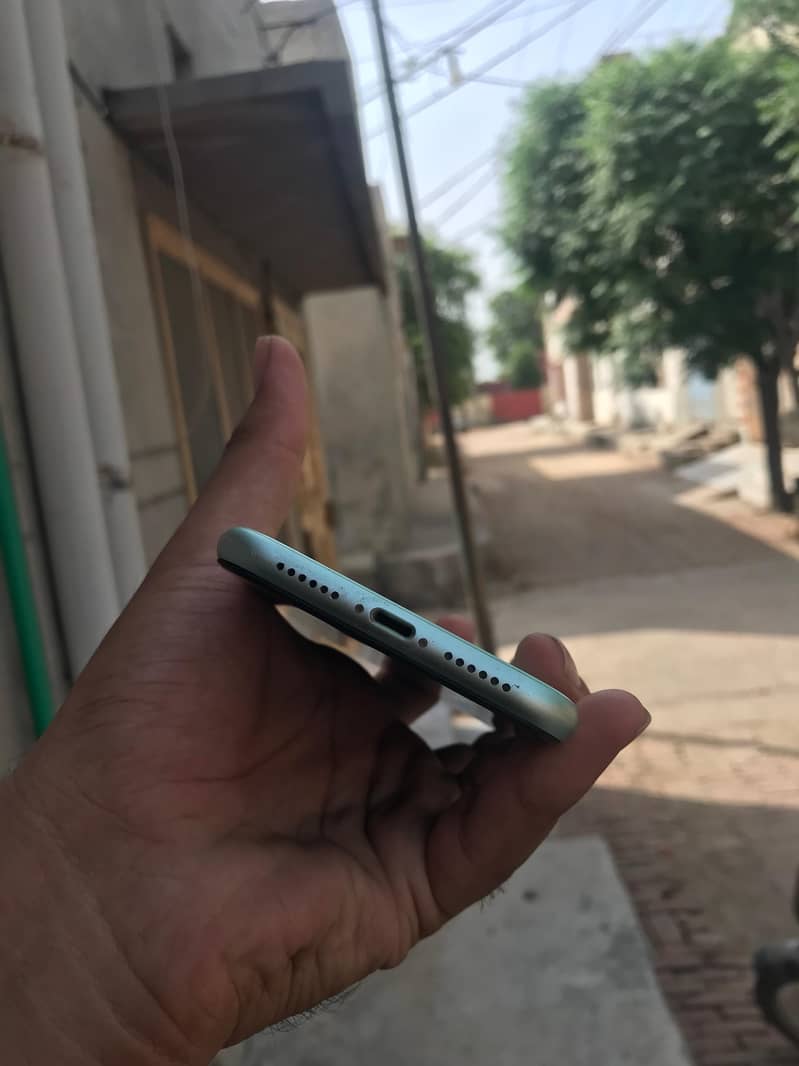 Apple iPhone 11 4