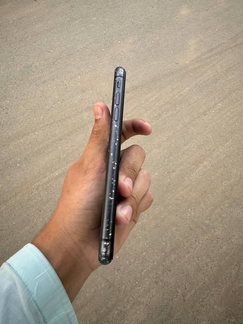 Apple iPhone 11 4