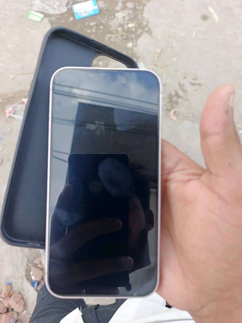 Apple iPhone 13 4