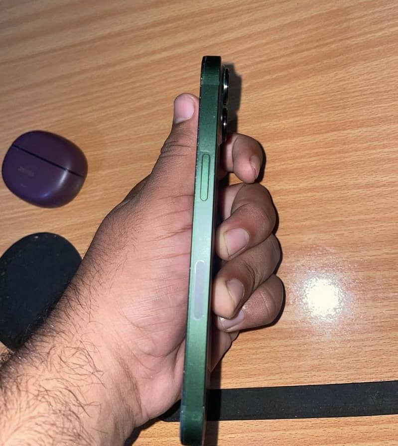 Apple iPhone 13 4
