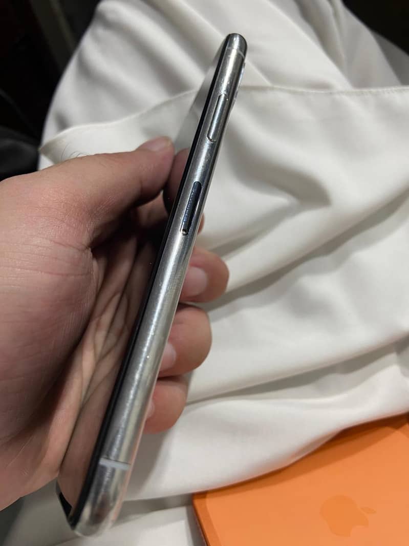 Apple iPhone X 4