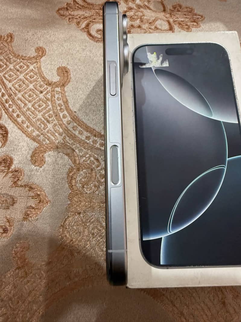 Apple iPhone 16 Pro 4