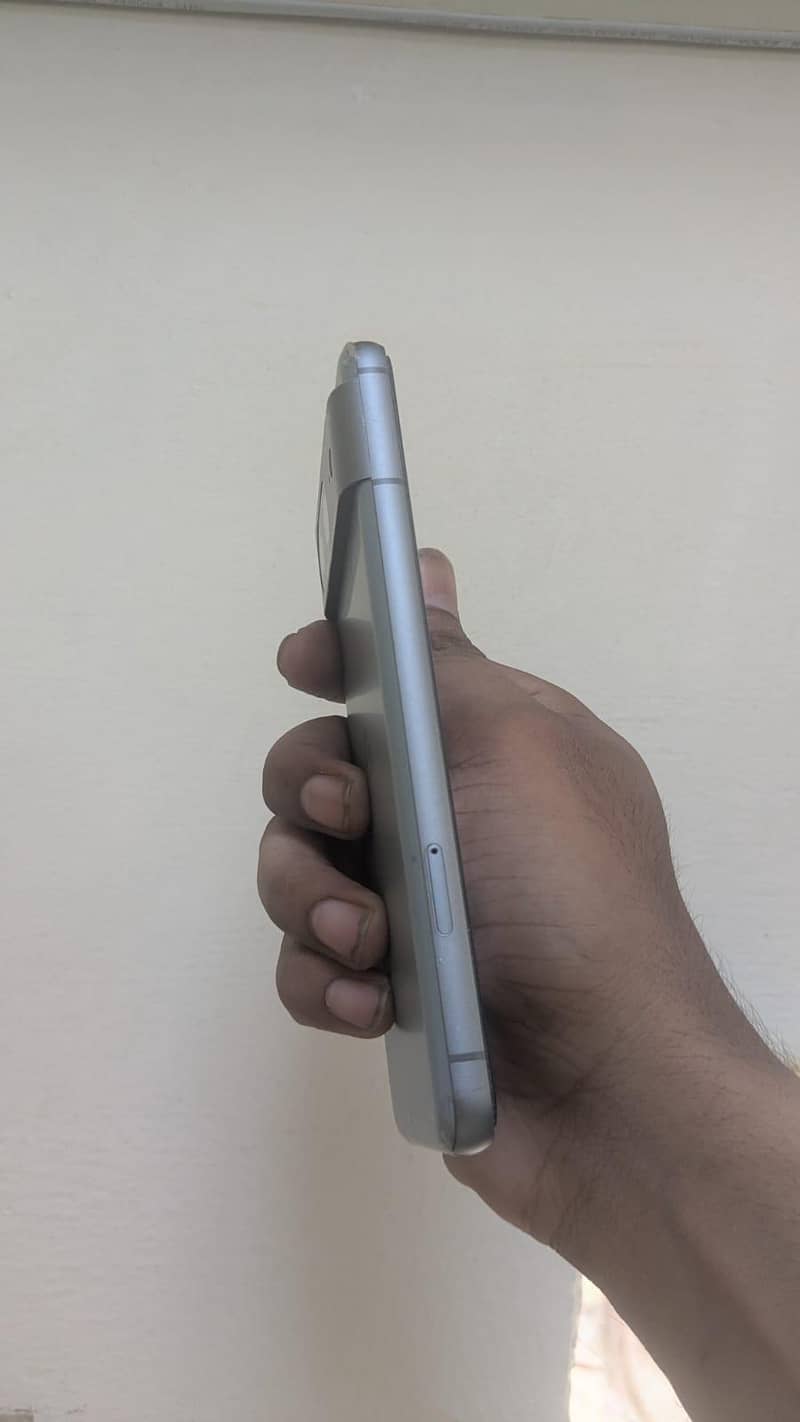 Google Pixel 8 4