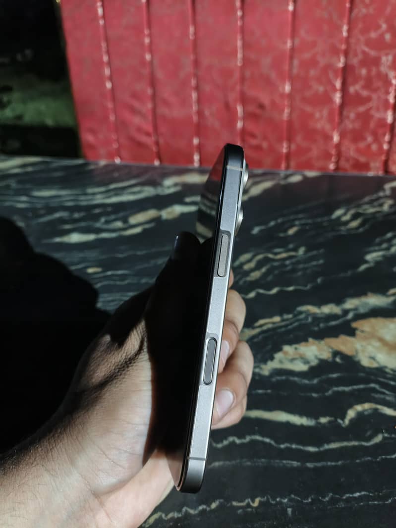 Apple iPhone 16 Pro 3