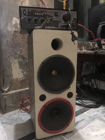 Amplifier with speaker