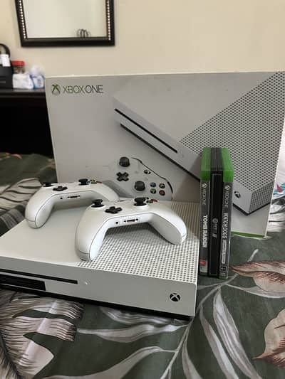 Xbox one s cmplete with 2 controller