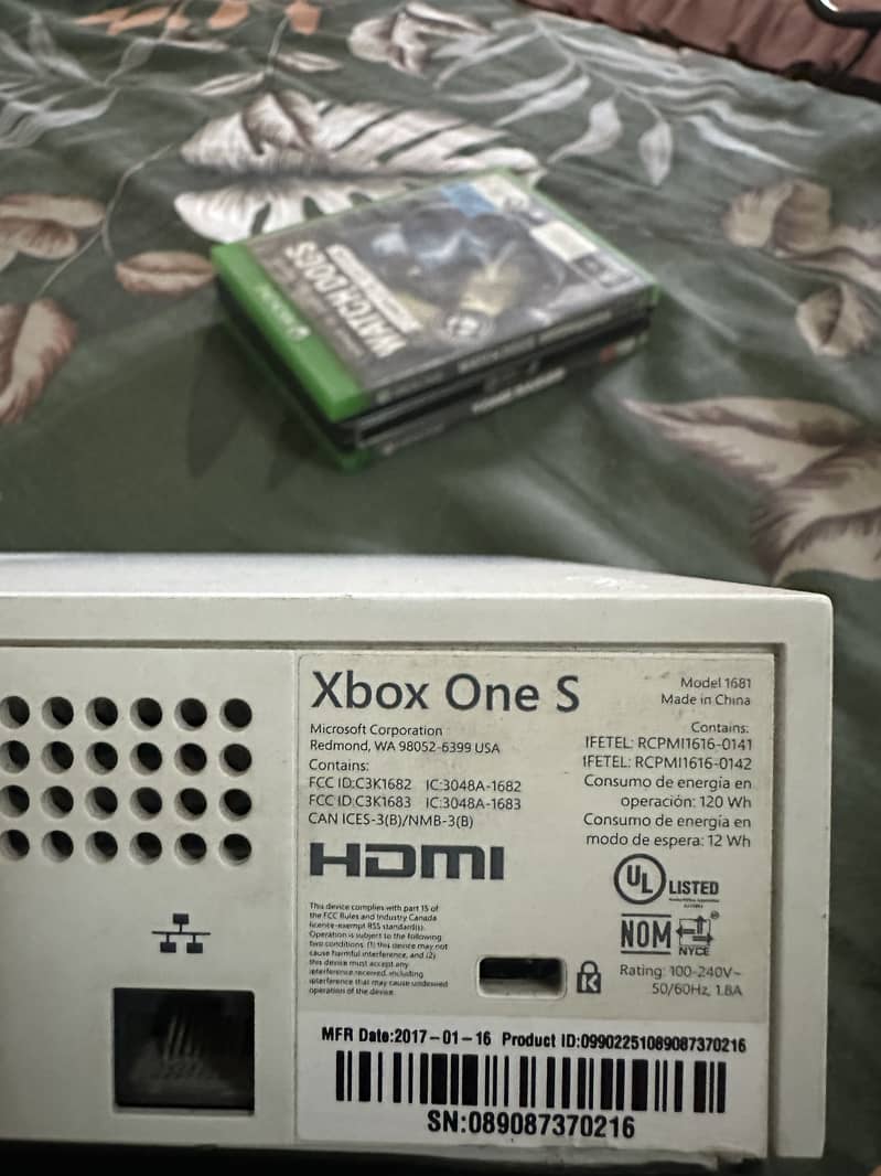 Xbox one s cmplete with 2 controller 1