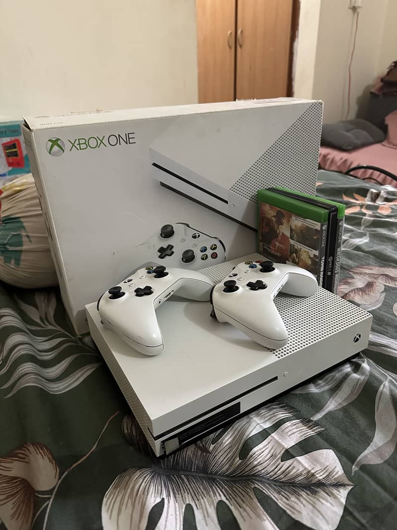 Xbox one s cmplete with 2 controller 2