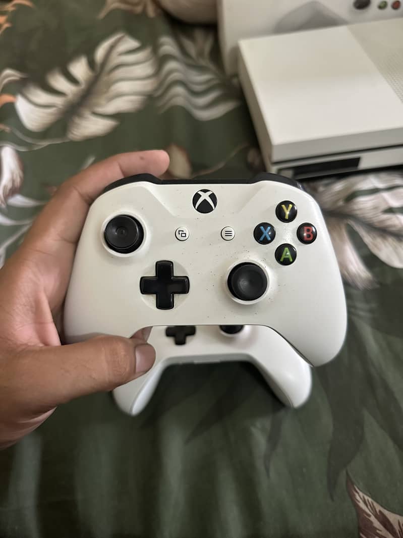 Xbox one s cmplete with 2 controller 4