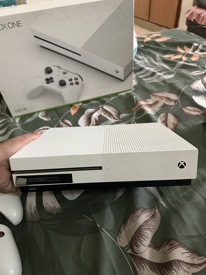 Xbox one s cmplete with 2 controller 5