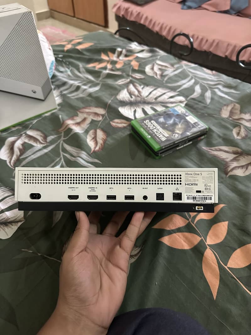 Xbox one s cmplete with 2 controller 6