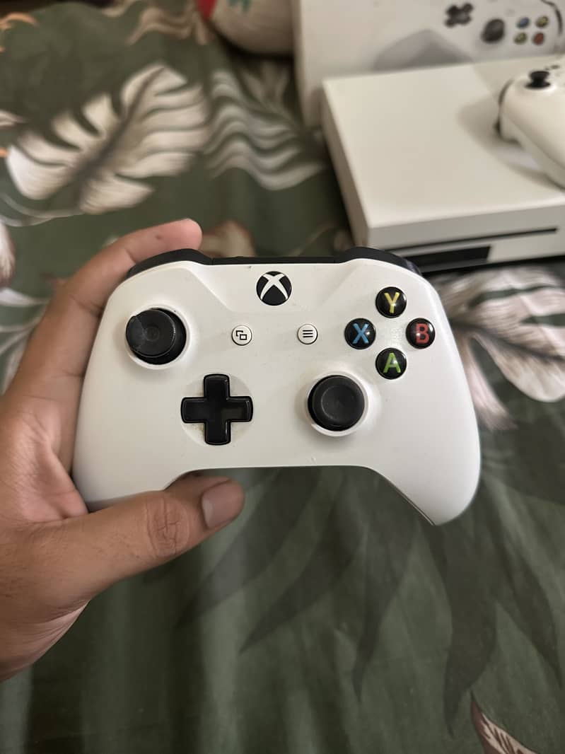 Xbox one s cmplete with 2 controller 7