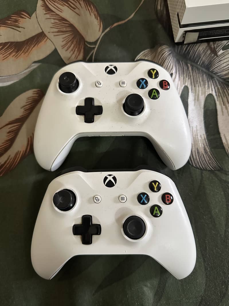 Xbox one s cmplete with 2 controller 8