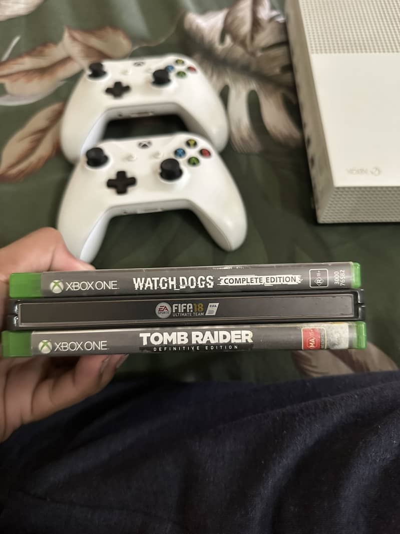 Xbox one s cmplete with 2 controller 9