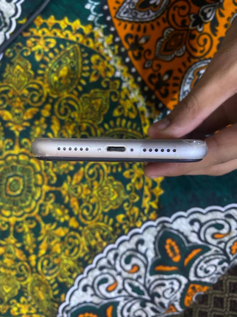 Apple iPhone 11 4
