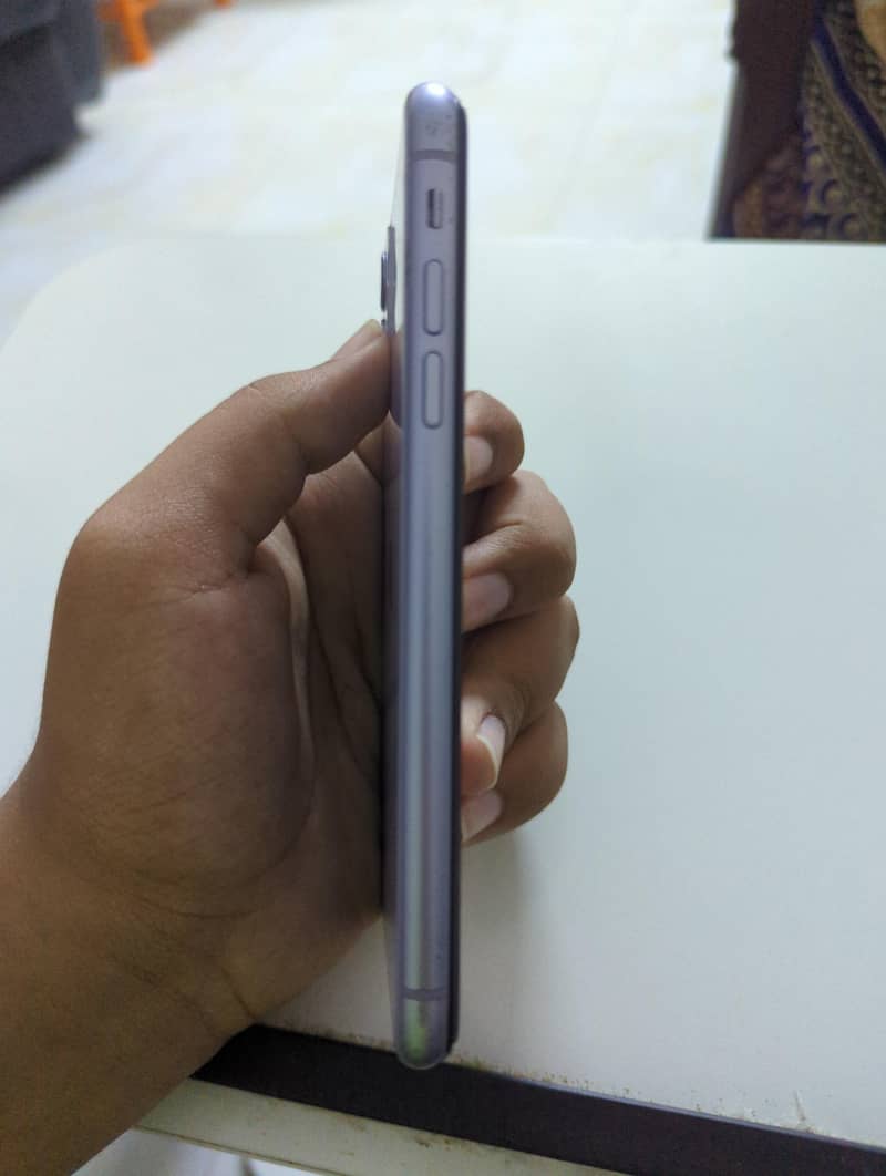 Apple iPhone 11 4