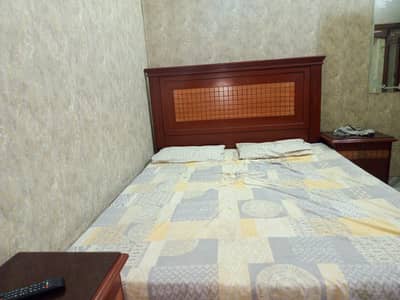 wood brown clr bed , one handed use han