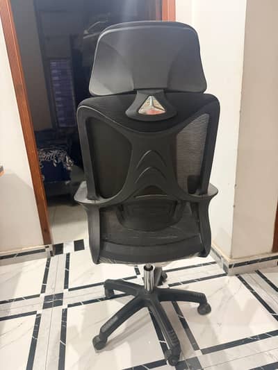 Office chair and table for sale