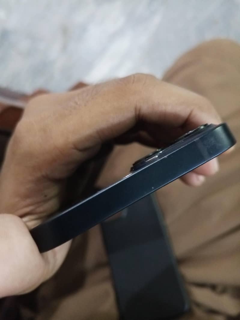 Apple iPhone 13 4