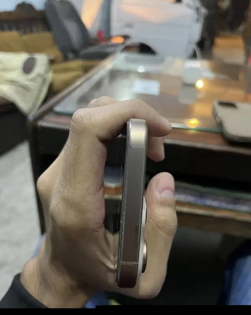 Apple iPhone 16 Pro Max 1