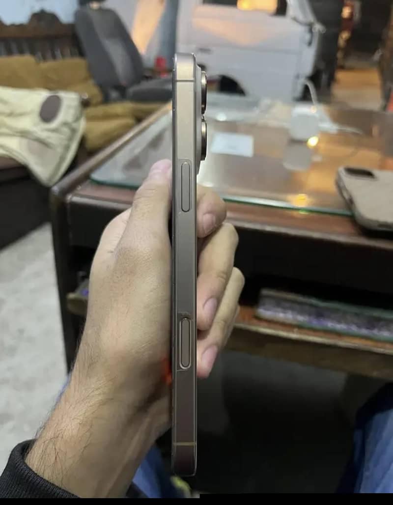 Apple iPhone 16 Pro Max 2