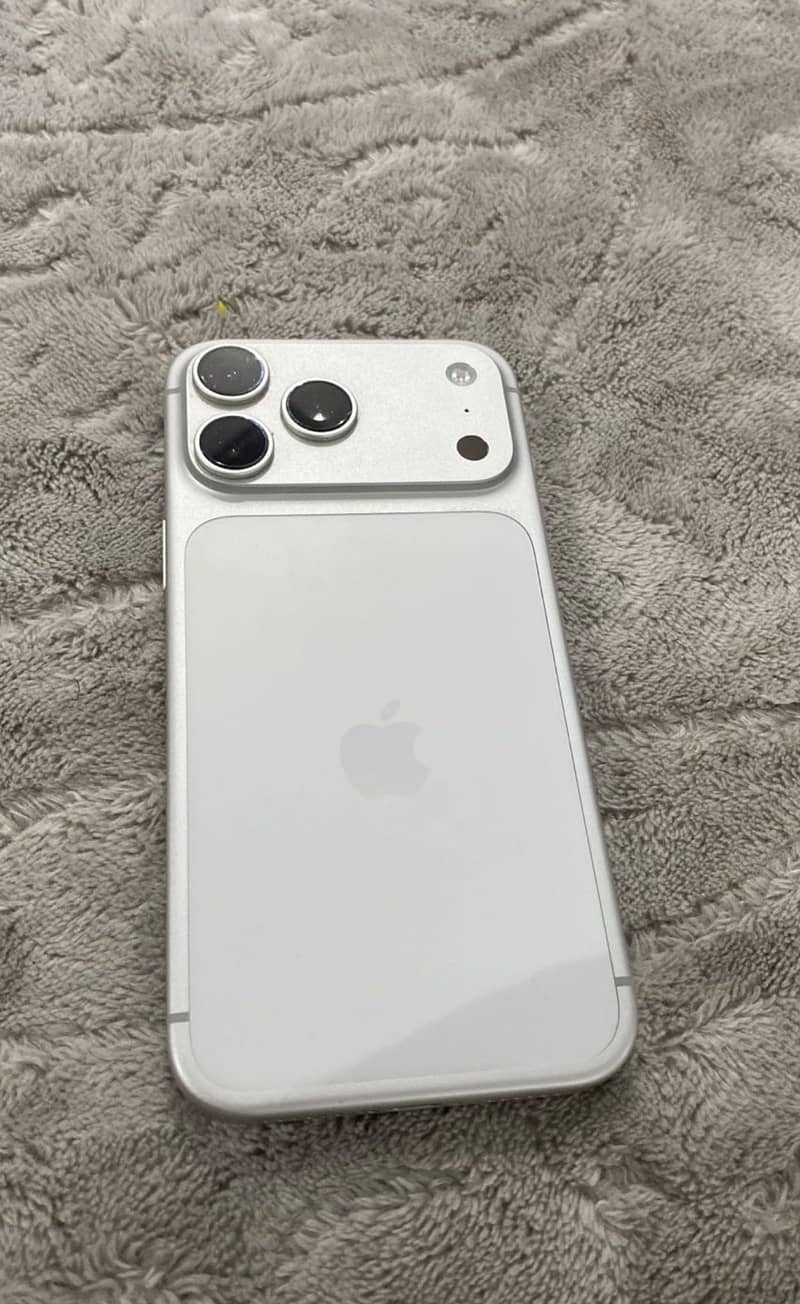 Apple iPhone 17 Pro Max 1