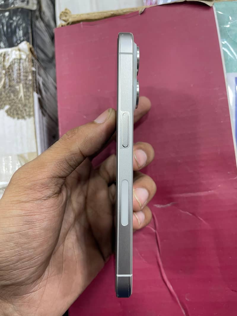Apple iPhone 15 Pro 4