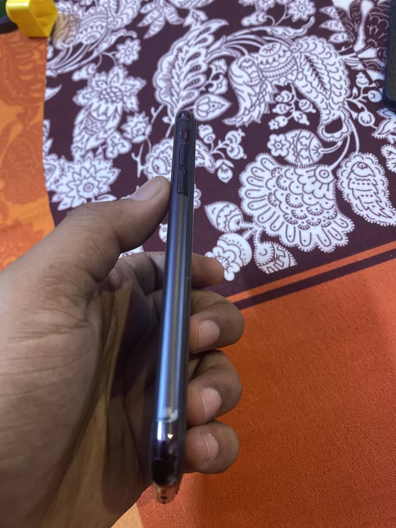 Apple iPhone X 3