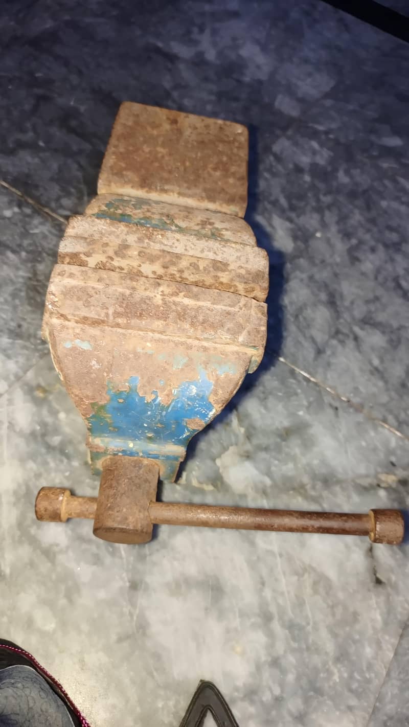 Bench Vise 1