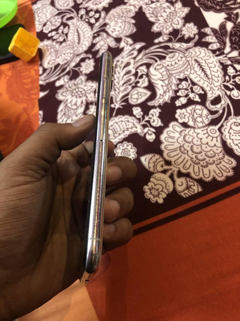 Apple iPhone 11 Pro Max 2