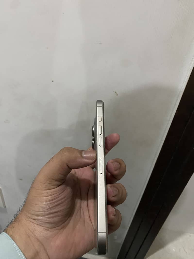 Apple iPhone 16 Pro Max 1