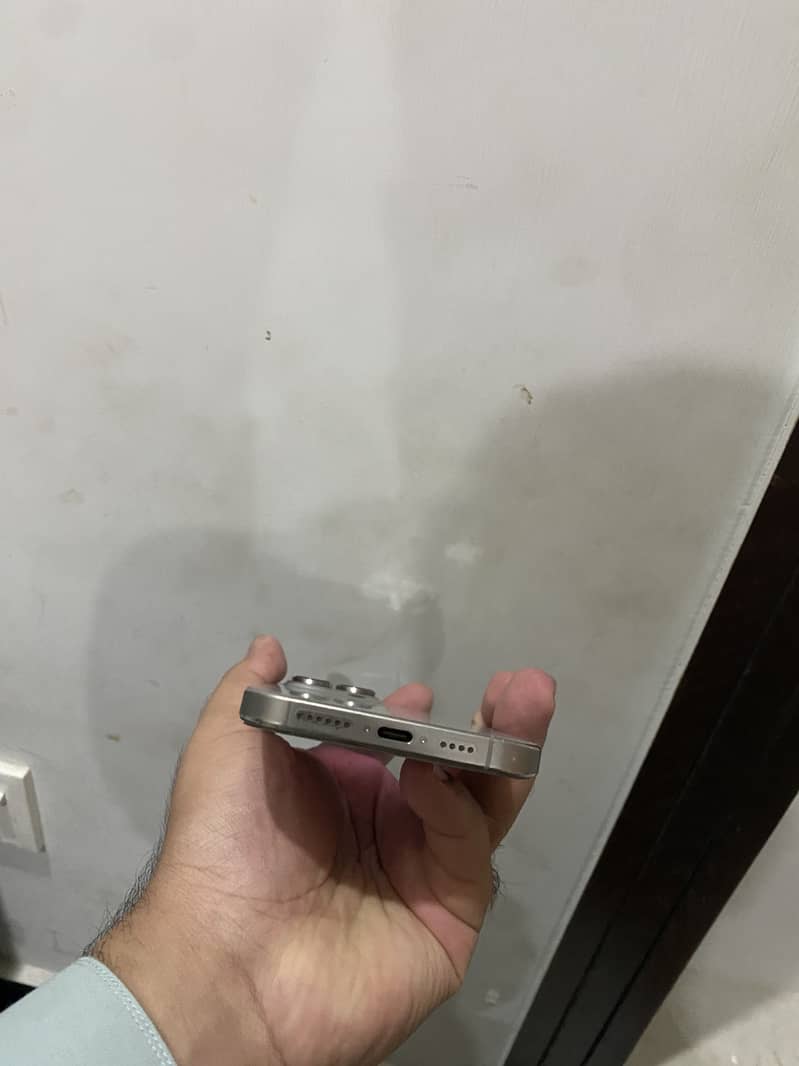 Apple iPhone 16 Pro Max 3