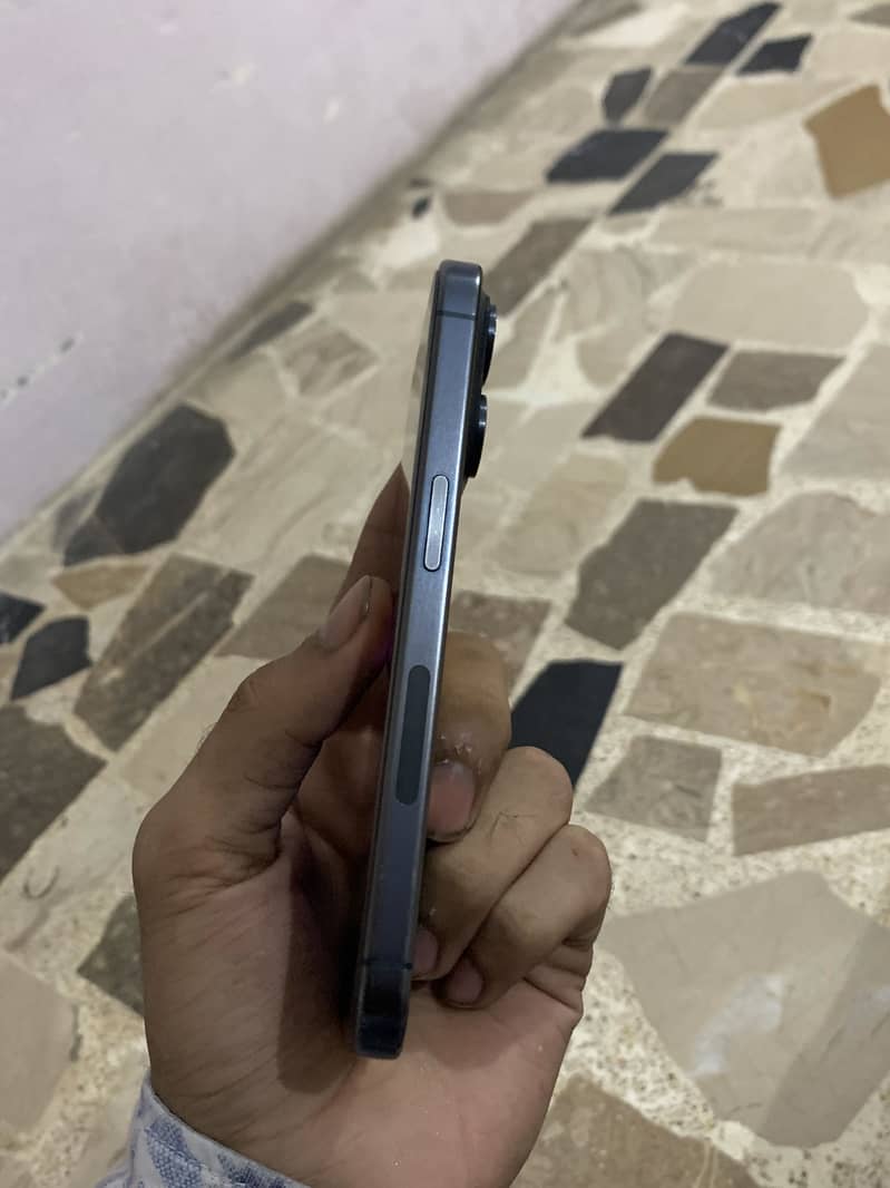 Apple iPhone 15 Pro 3