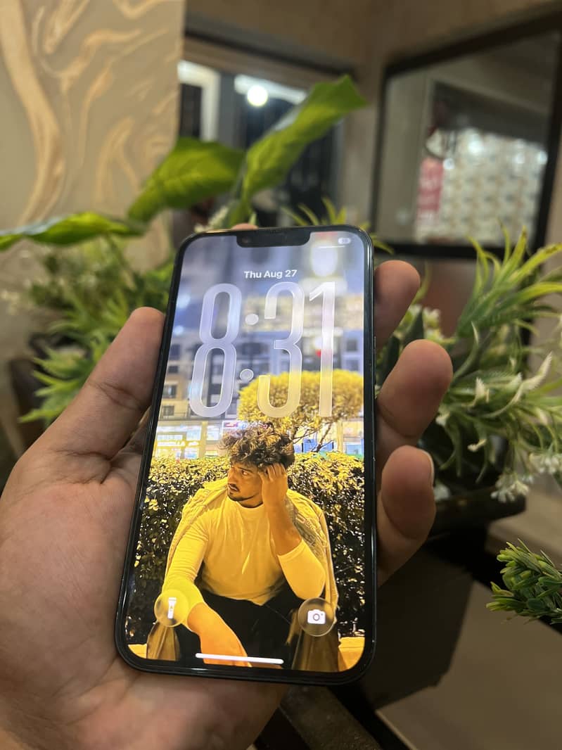 Apple iPhone 16e jv 1